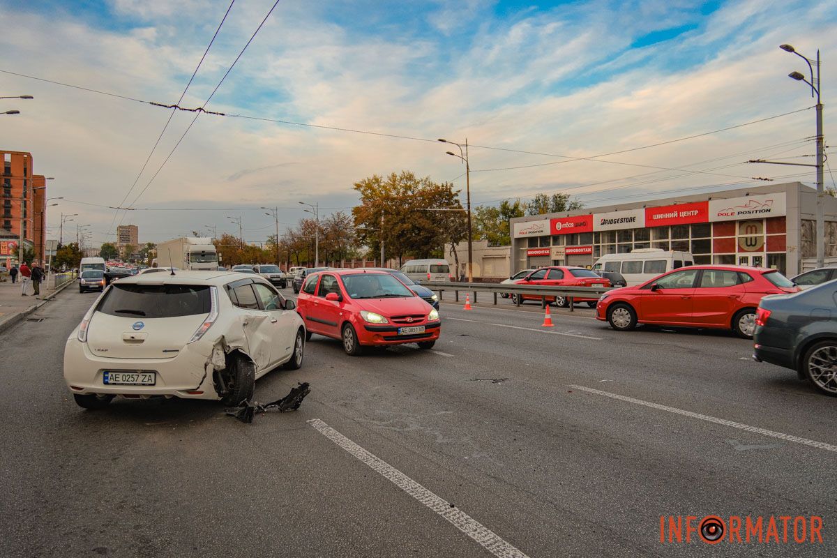 У Дніпрі водій Audi, тікаючи з місця іншої ДТП, протаранив кілька авто на Слобожанському проспекті 23