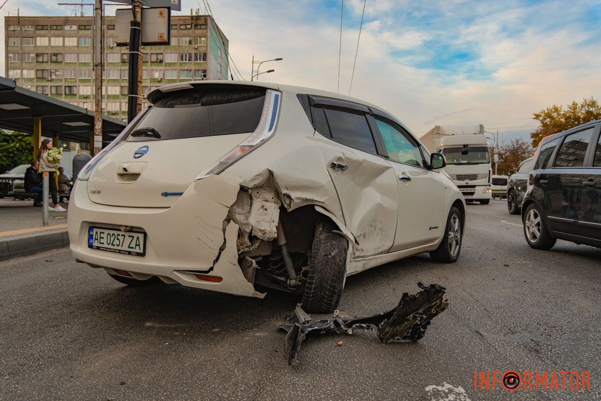 У Дніпрі водій Audi, тікаючи з місця іншої ДТП, протаранив кілька авто на Слобожанському проспекті 24