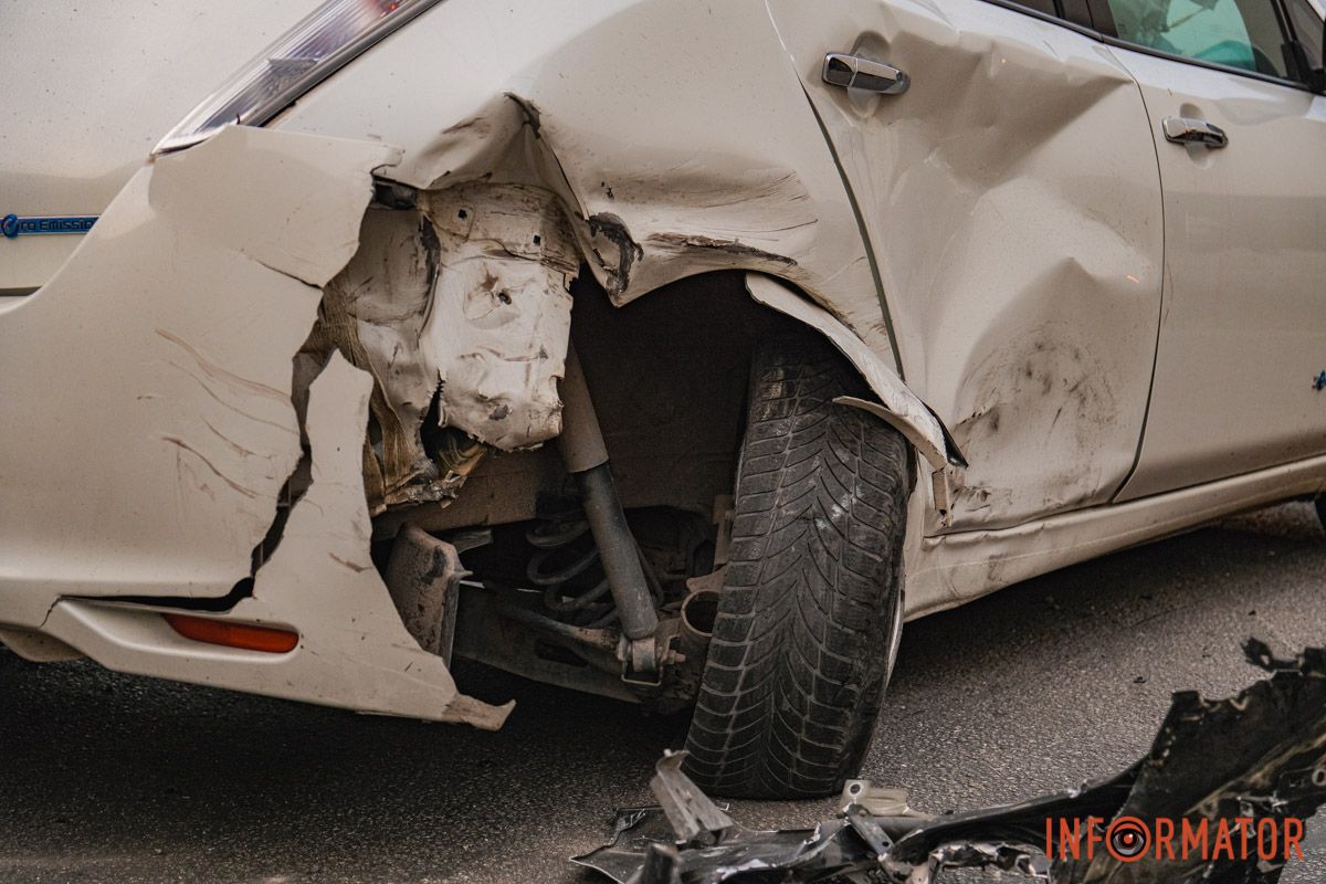 У Дніпрі водій Audi, тікаючи з місця іншої ДТП, протаранив кілька авто на Слобожанському проспекті 1