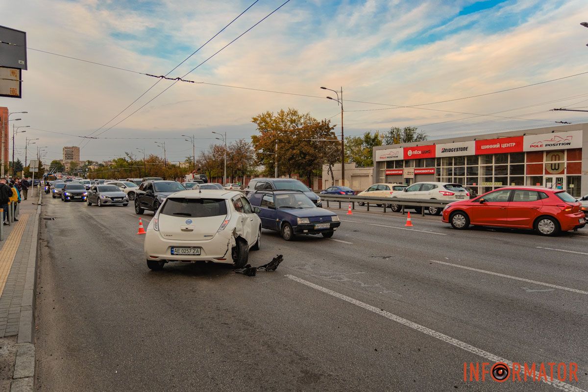 У Дніпрі водій Audi, тікаючи з місця іншої ДТП, протаранив кілька авто на Слобожанському проспекті 2