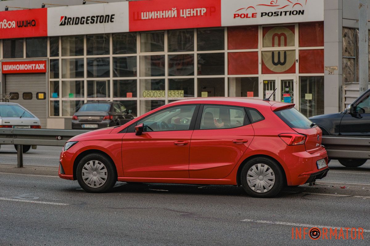 У Дніпрі водій Audi, тікаючи з місця іншої ДТП, протаранив кілька авто на Слобожанському проспекті 3