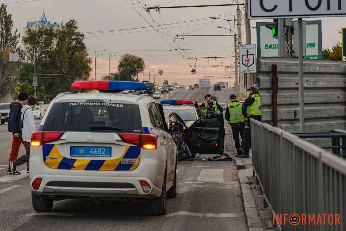 У Дніпрі водій Audi, тікаючи з місця іншої ДТП, протаранив кілька авто на Слобожанському проспекті 4