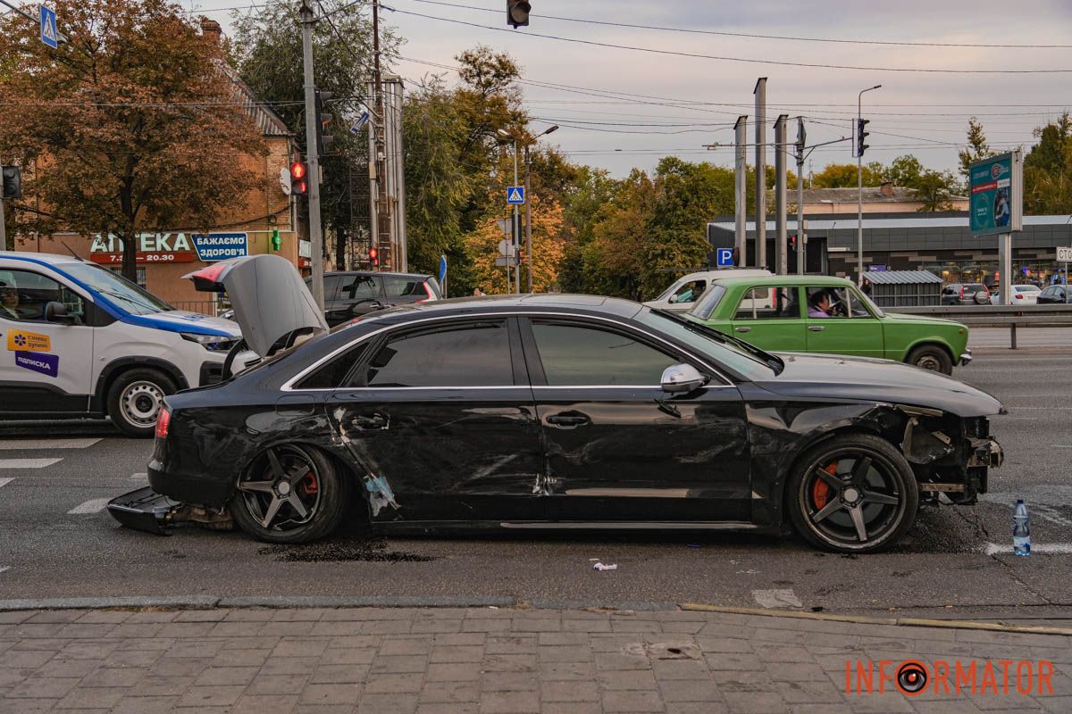 У Дніпрі водій Audi, тікаючи з місця іншої ДТП, протаранив кілька авто на Слобожанському проспекті 5
