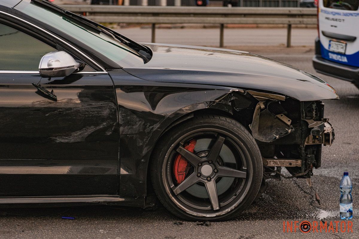 У Дніпрі водій Audi, тікаючи з місця іншої ДТП, протаранив кілька авто на Слобожанському проспекті 6