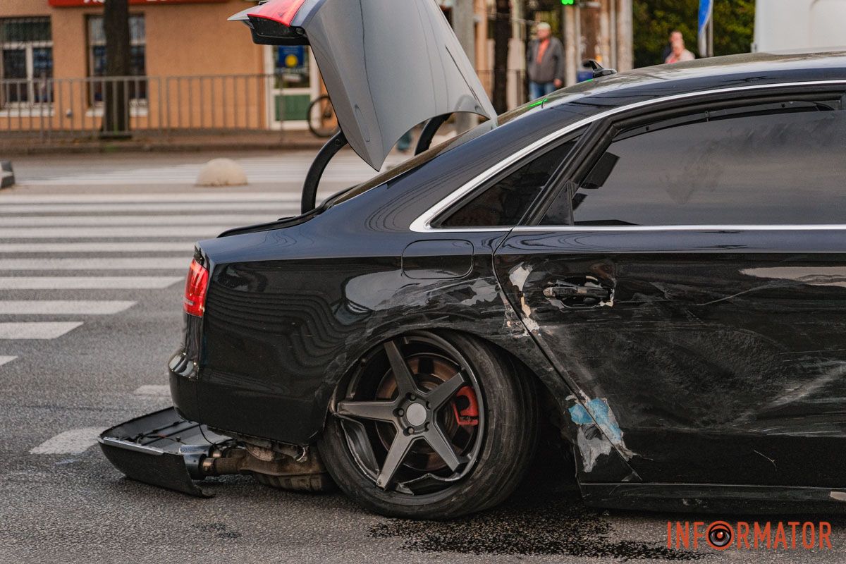 У Дніпрі водій Audi, тікаючи з місця іншої ДТП, протаранив кілька авто на Слобожанському проспекті 7
