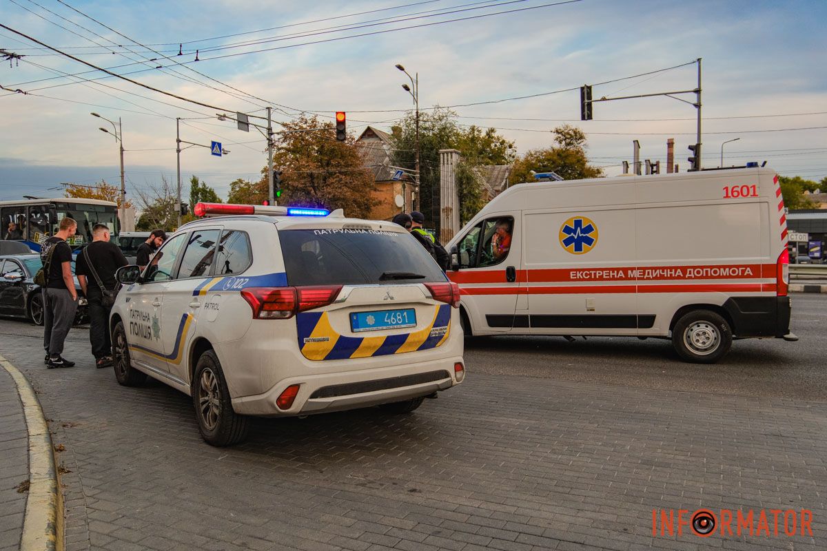 У Дніпрі водій Audi, тікаючи з місця іншої ДТП, протаранив кілька авто на Слобожанському проспекті 8