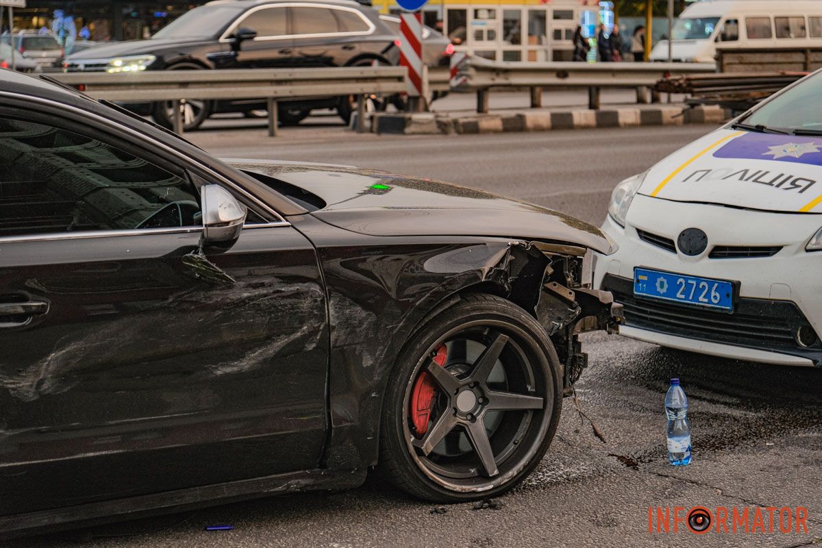 У Дніпрі водій Audi, тікаючи з місця іншої ДТП, протаранив кілька авто на Слобожанському проспекті 9
