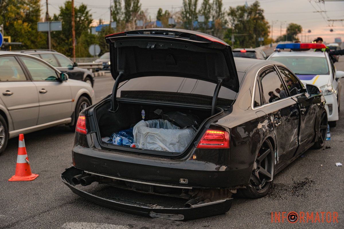 У Дніпрі водій Audi, тікаючи з місця іншої ДТП, протаранив кілька авто на Слобожанському проспекті 10