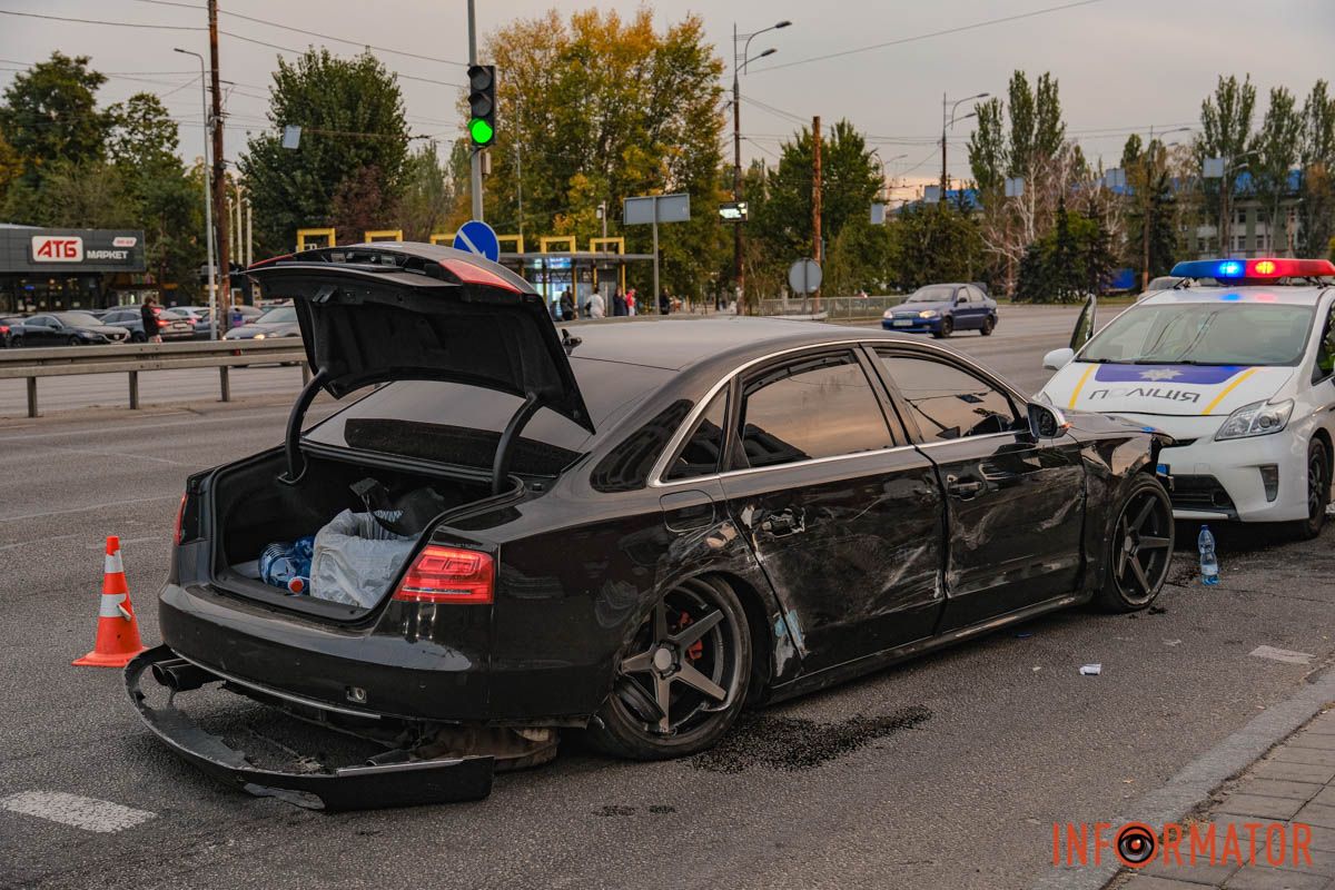 У Дніпрі водій Audi, тікаючи з місця іншої ДТП, протаранив кілька авто на Слобожанському проспекті 11
