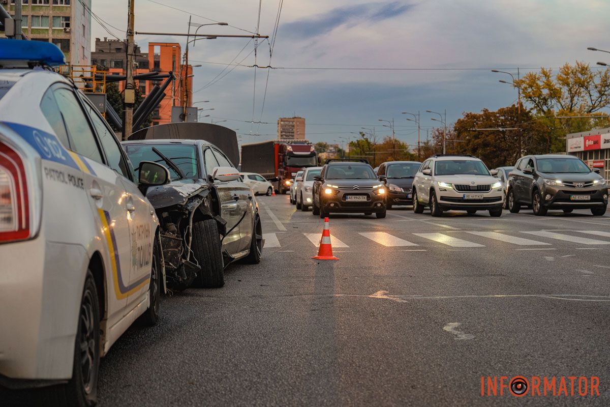 У Дніпрі водій Audi, тікаючи з місця іншої ДТП, протаранив кілька авто на Слобожанському проспекті 12