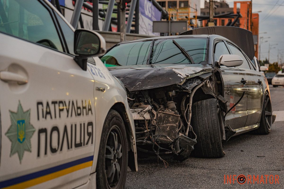 У Дніпрі водій Audi, тікаючи з місця іншої ДТП, протаранив кілька авто на Слобожанському проспекті 13