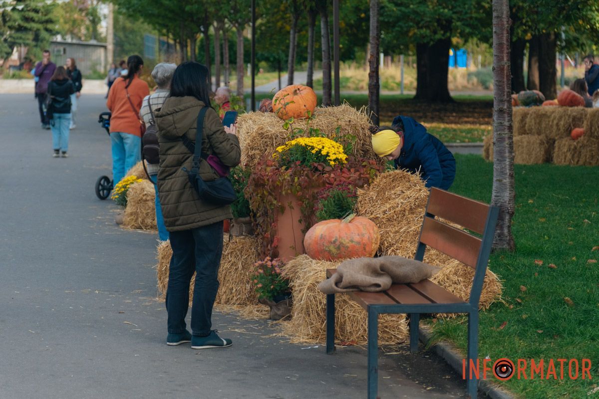 Дети бегают между тыквами, а взрослые наслаждаются ароматом сена и цветов.