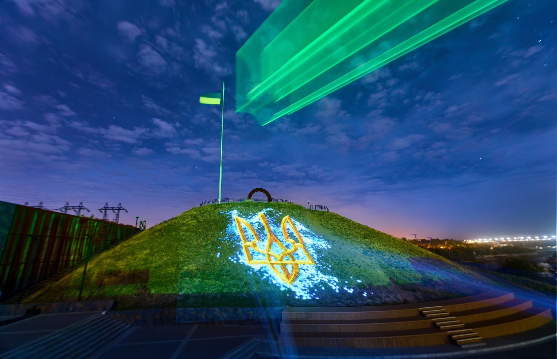 Унікальна артінсталяція «Хроніки Сили» від дніпровської компанії Expolight ожила після перерви Унікальна артінсталяція «Хроніки Сили» від дніпровської компанії Expolight ожила після перерви