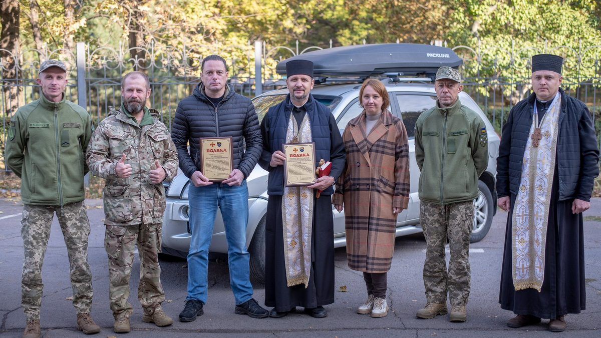 Мер Білоусов разом з настоятелем Кам’янської Парафії Преображення Господнього УГКЦ передали автівку Захисникам