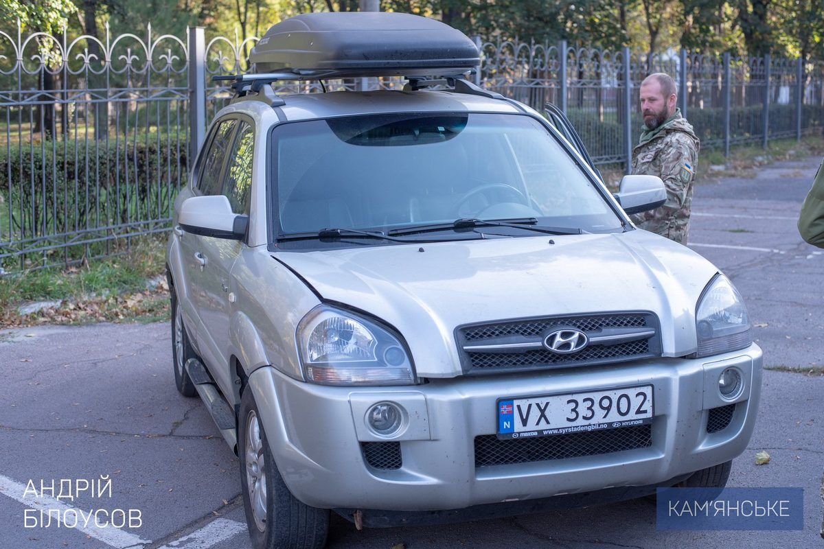 Мэр Андрей Билоусов вместе с настоятелем Каменского Прихода Преображение Господня УГКЦ отцом Игорем Пагуличем передали автомобиль Защитникам