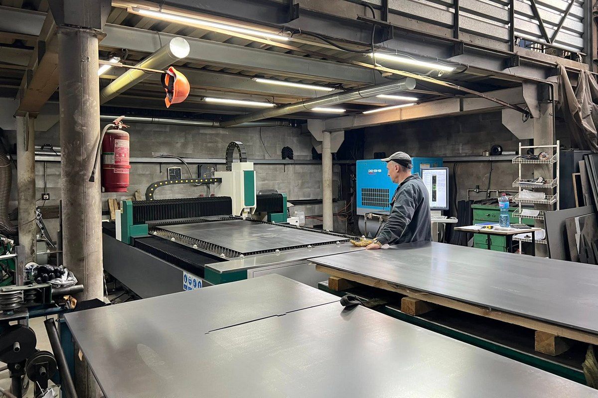 Підприємство має повний цикл виробництва від лазерної різки металу та згинання прута до монтажу готових стелажів Підприємство має повний цикл виробництва від лазерної різки металу та згинання прута до монтажу готових стелажів