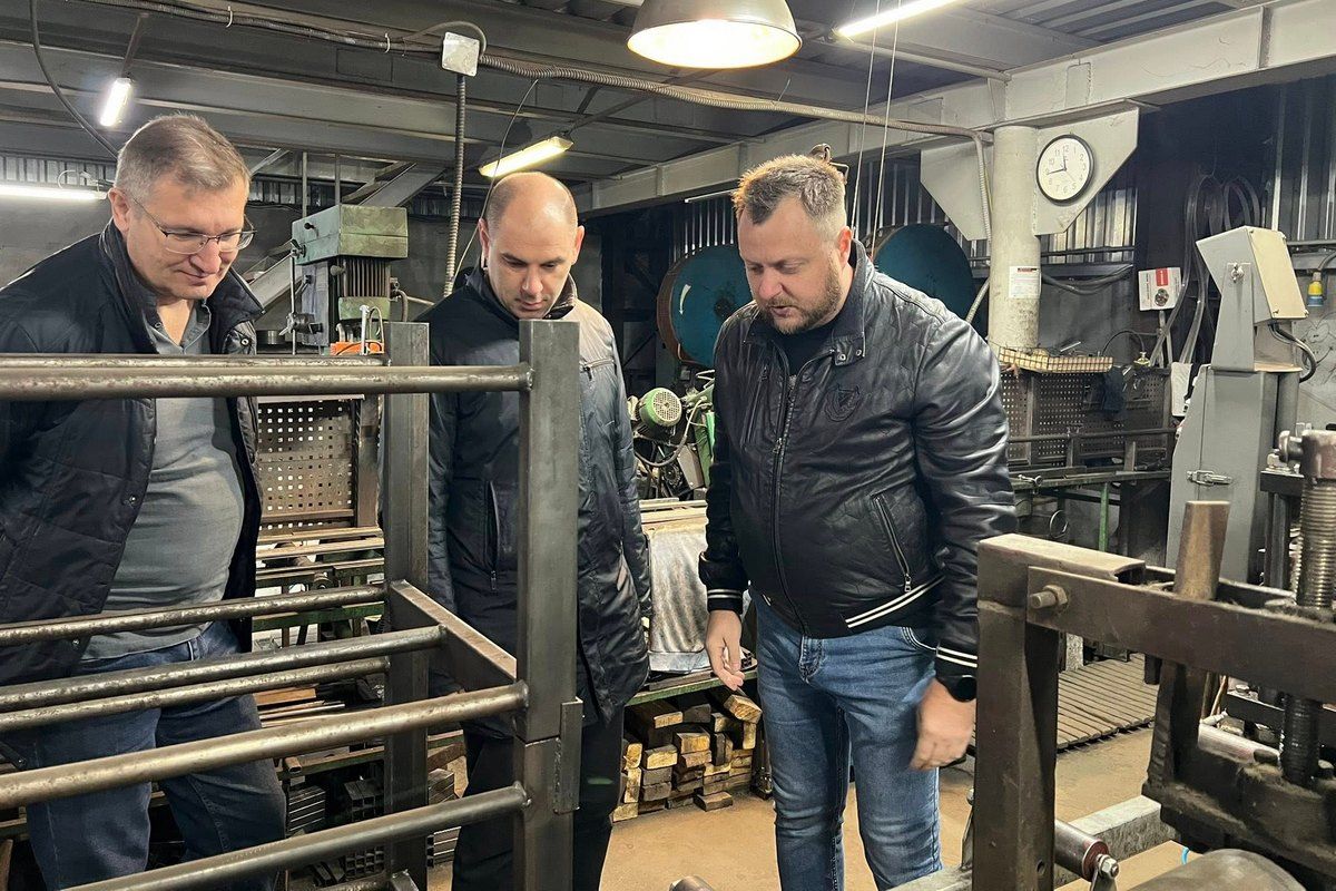 На підприємстві працюють 25 місцевих жителів На підприємстві працюють 25 місцевих жителів