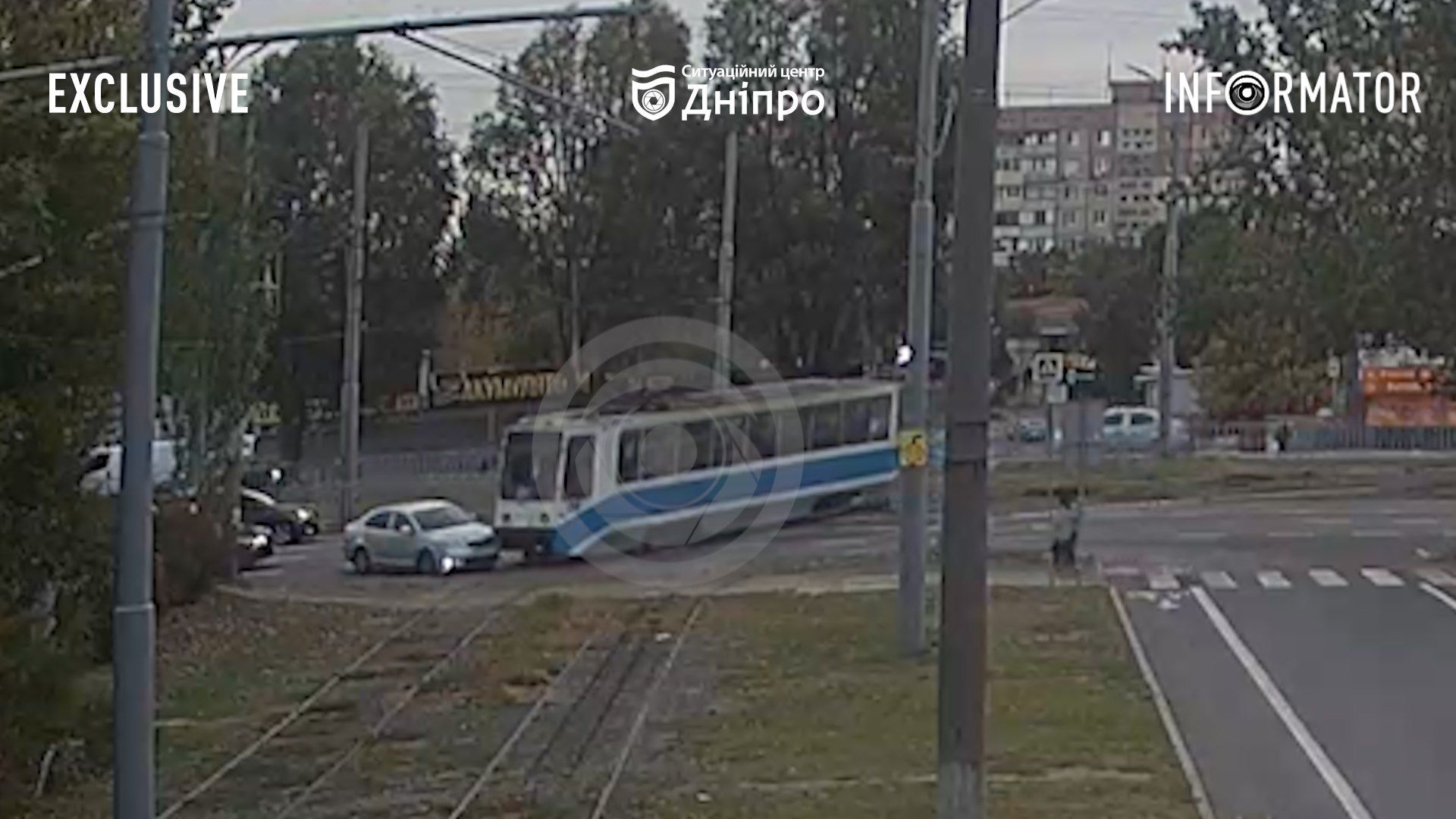 У Дніпрі на Донецькому шосе Skoda зіткнулась з трамваєм №19: відео моменту