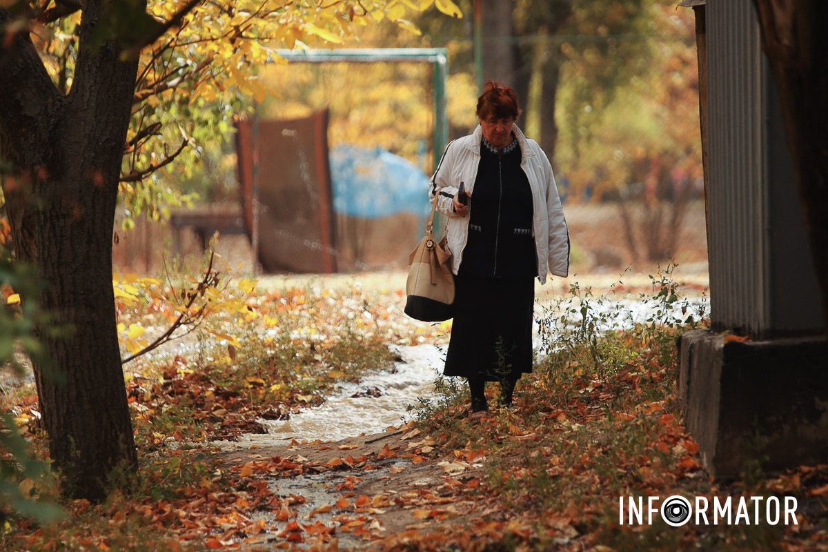 Затопило стадіон та гаражі: у Дніпрі на житловому масиві Сокіл з-під землі б'є вода 1