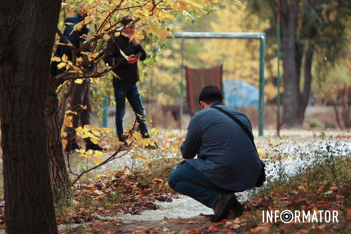 Затопило стадіон та гаражі: у Дніпрі на житловому масиві Сокіл з-під землі б'є вода 2