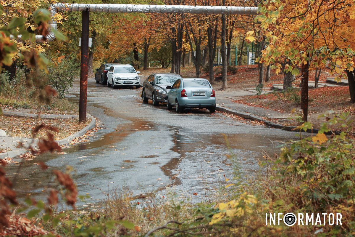 Затопило стадіон та гаражі: у Дніпрі на житловому масиві Сокіл з-під землі б'є вода 4