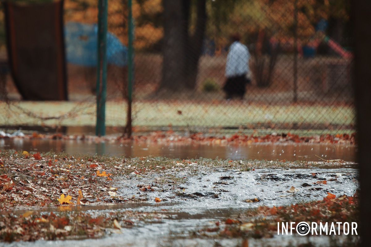 Затопило стадіон та гаражі: у Дніпрі на житловому масиві Сокіл з-під землі б'є вода 13