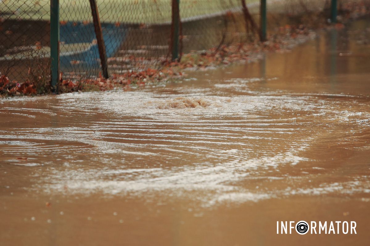 Затопило стадіон та гаражі: у Дніпрі на житловому масиві Сокіл з-під землі б'є вода 9