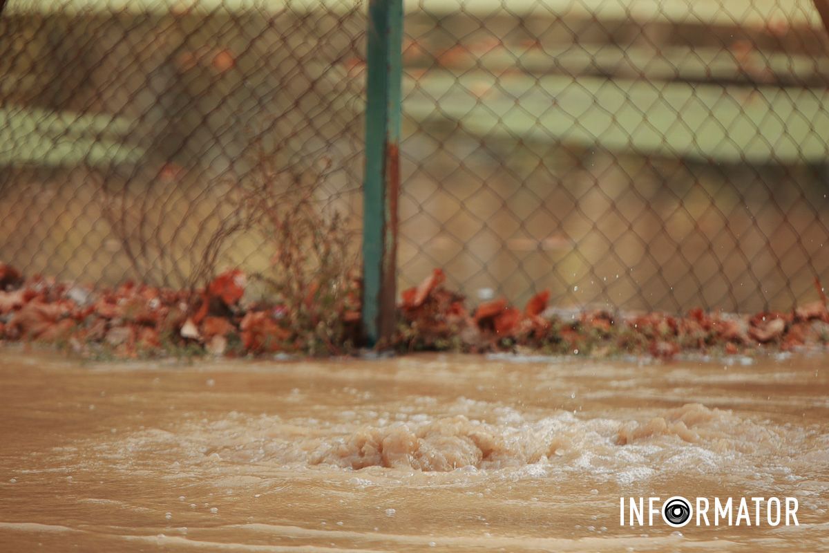 Затопило стадіон та гаражі: у Дніпрі на житловому масиві Сокіл з-під землі б'є вода 8