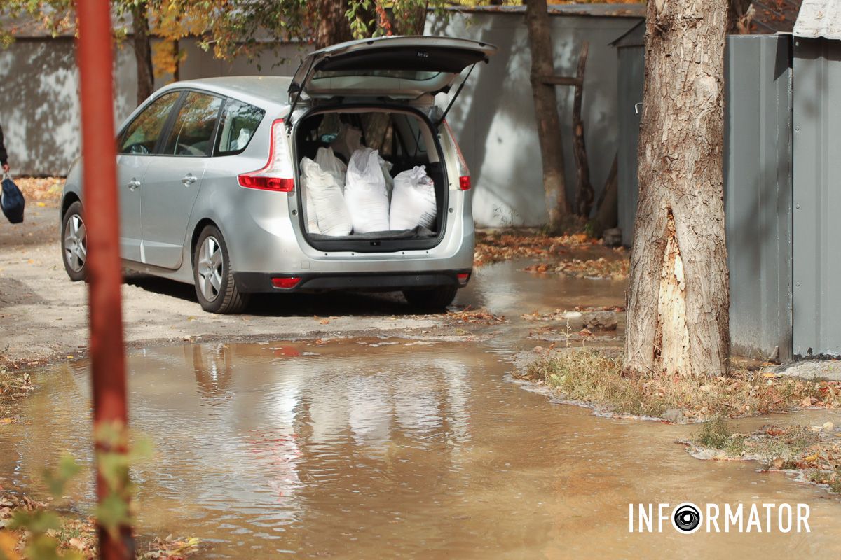 Затопило стадіон та гаражі: у Дніпрі на житловому масиві Сокіл з-під землі б'є вода 14