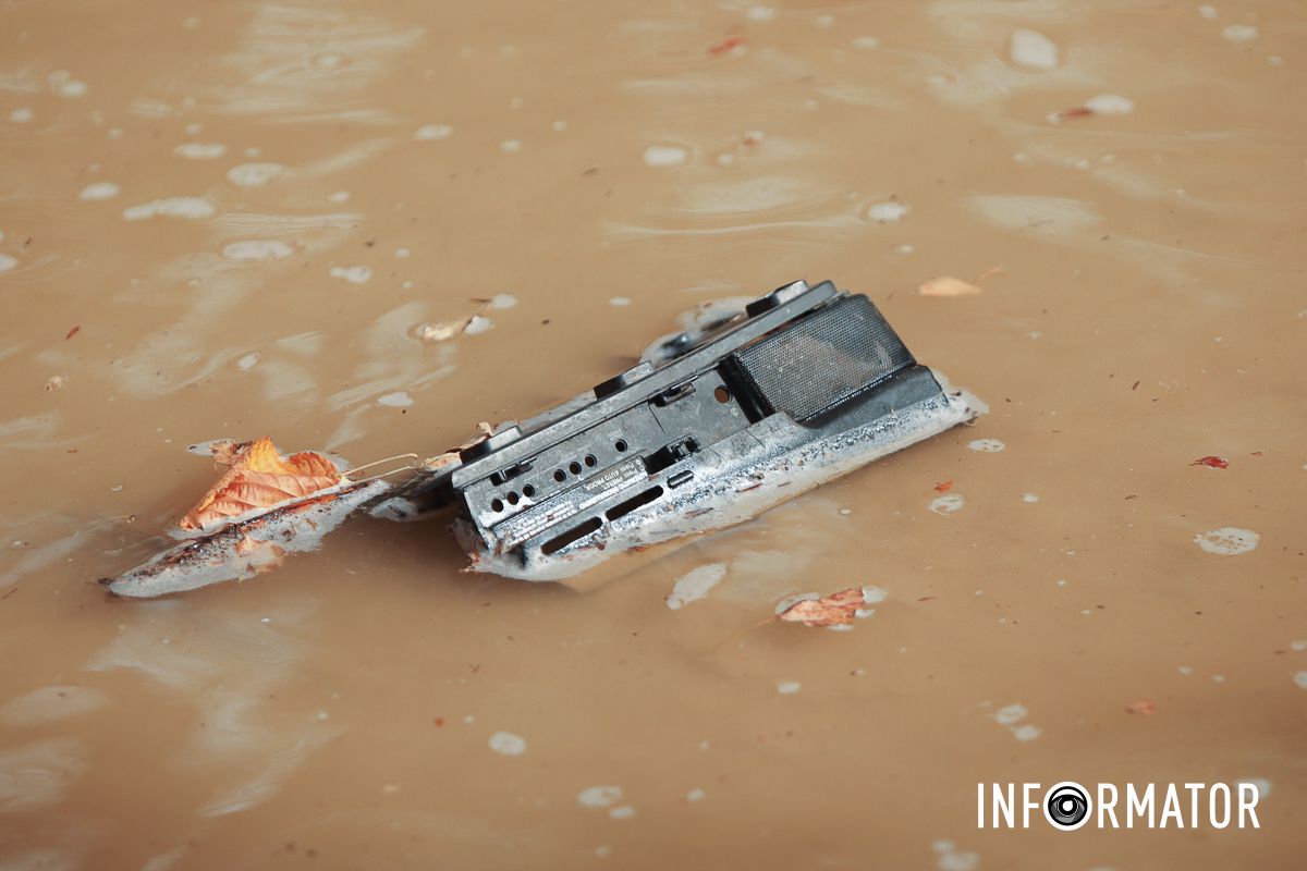 Затопило стадіон та гаражі: у Дніпрі на житловому масиві Сокіл з-під землі б'є вода 11