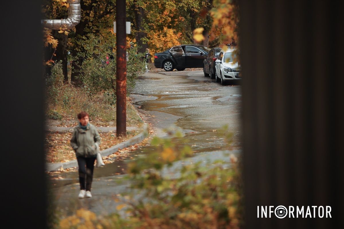 Затопило стадіон та гаражі: у Дніпрі на житловому масиві Сокіл з-під землі б'є вода 10