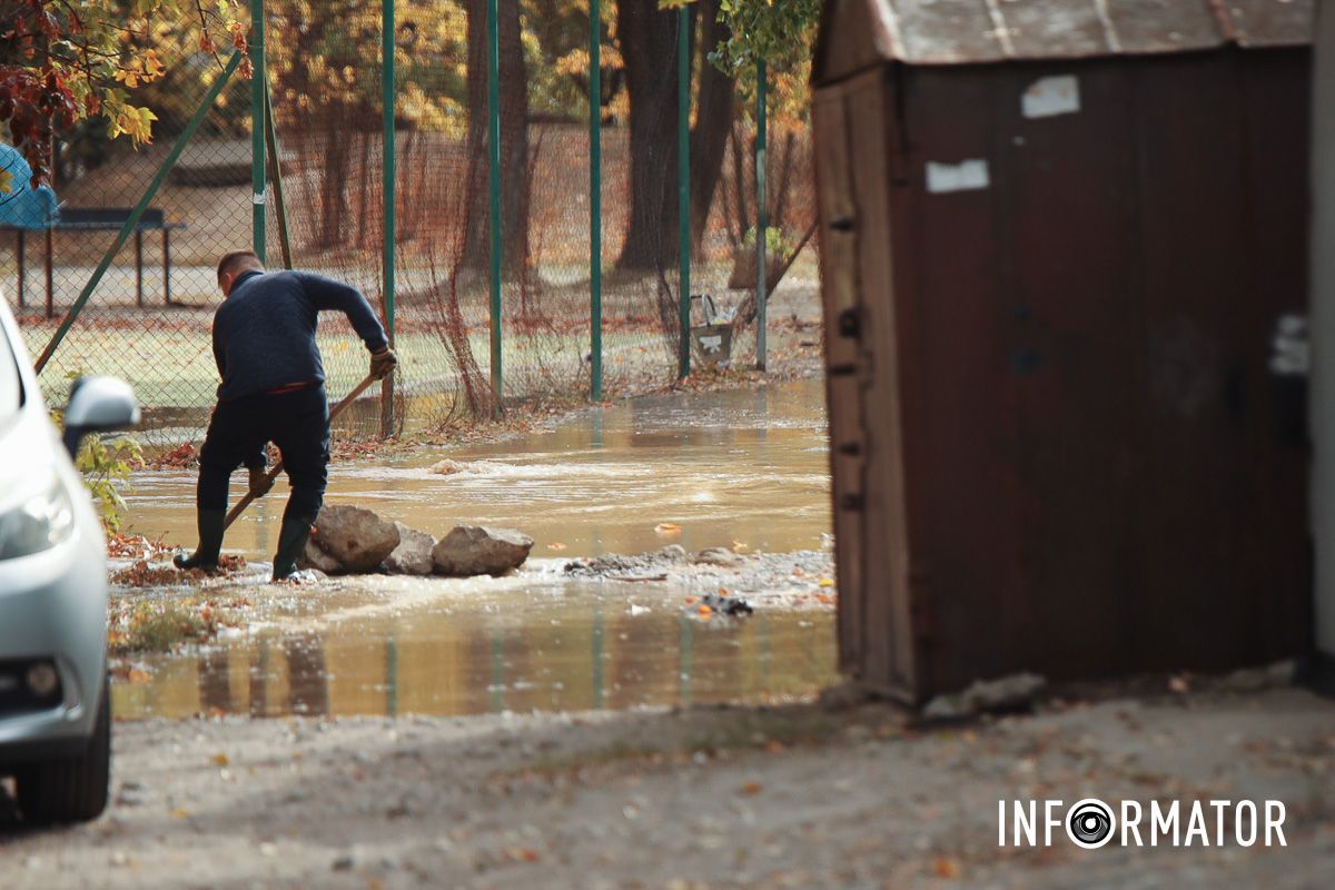 Затопило стадіон та гаражі: у Дніпрі на житловому масиві Сокіл з-під землі б'є вода 6