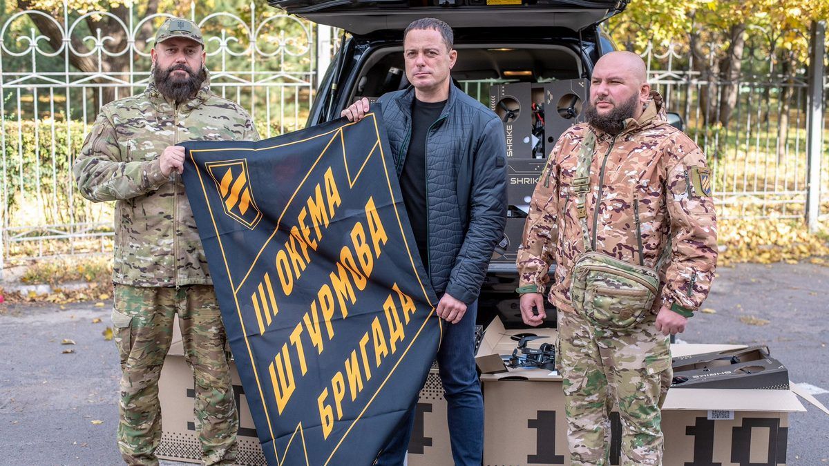 У Кам’янському передали Захисникам партію FPV-дронів на 700 тисяч гривень