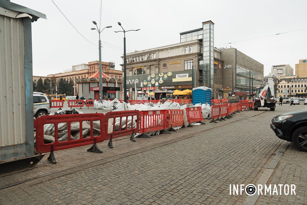 Ее готовят к запуску современных низкопольных трамваев. В Днепре на Европейской площади сузили проход для пешеходов: что известно 2