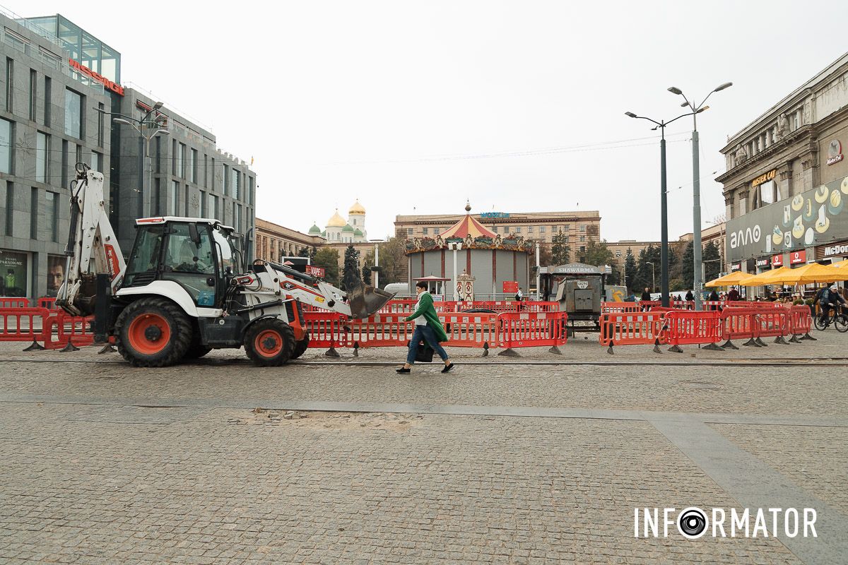 По состоянию на 8 октября коммунальщики работают на Европейской площади В Днепре на Европейской площади сузили проход для пешеходов: 3