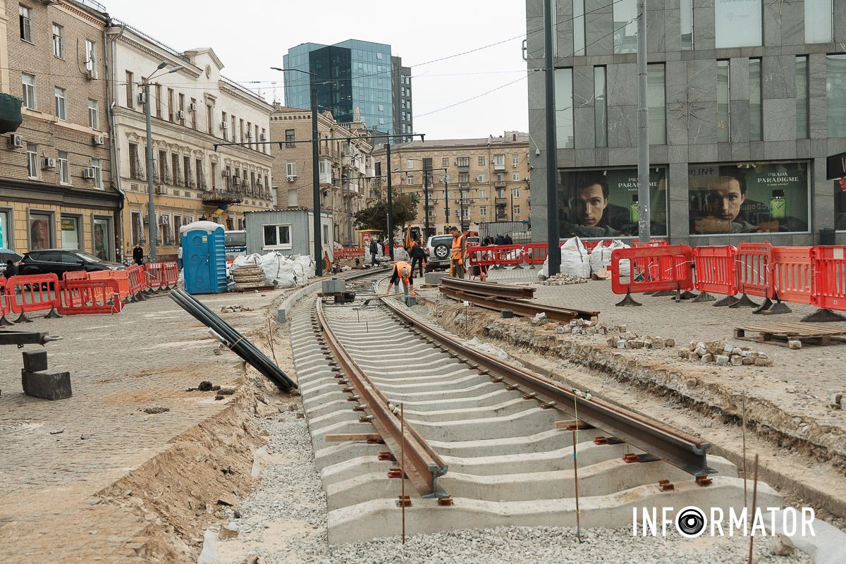 Из-за ремонта здесь сузили проход для пешеходов В Днепре на Европейской площади сузили проход для пешеходов: 4