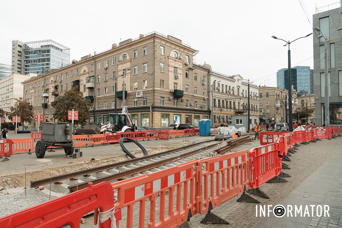 Людей просят быть внимательными и соблюдать временные ограничения В Днепре на Европейской площади сузили проход для пешеходов: 5