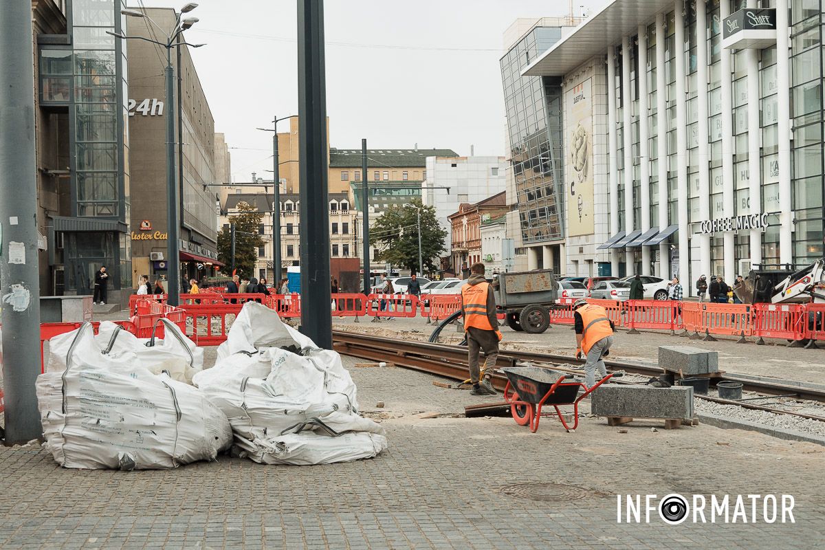 Ремонтные работы В Днепре на Европейской площади сузили проход для пешеходов: 8