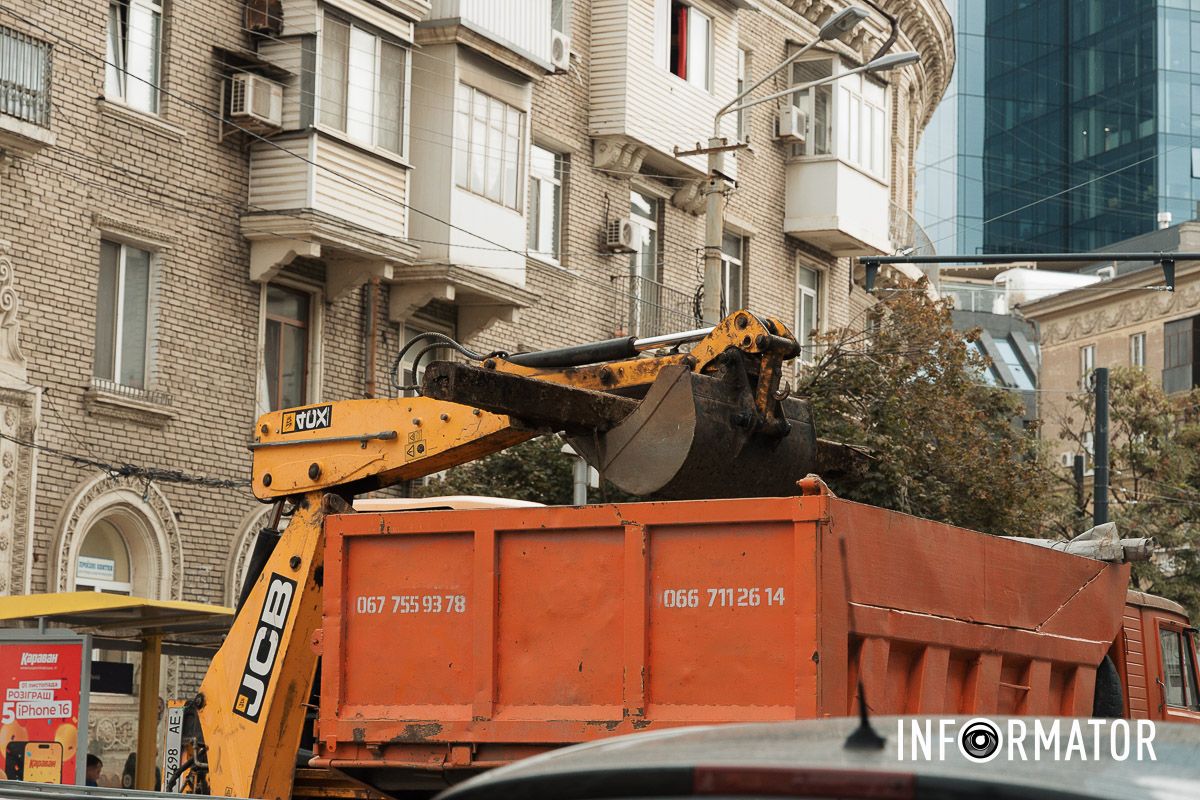 Работает тяжелая техника В Днепре на Европейской площади сузили проход для пешеходов: что известно 12