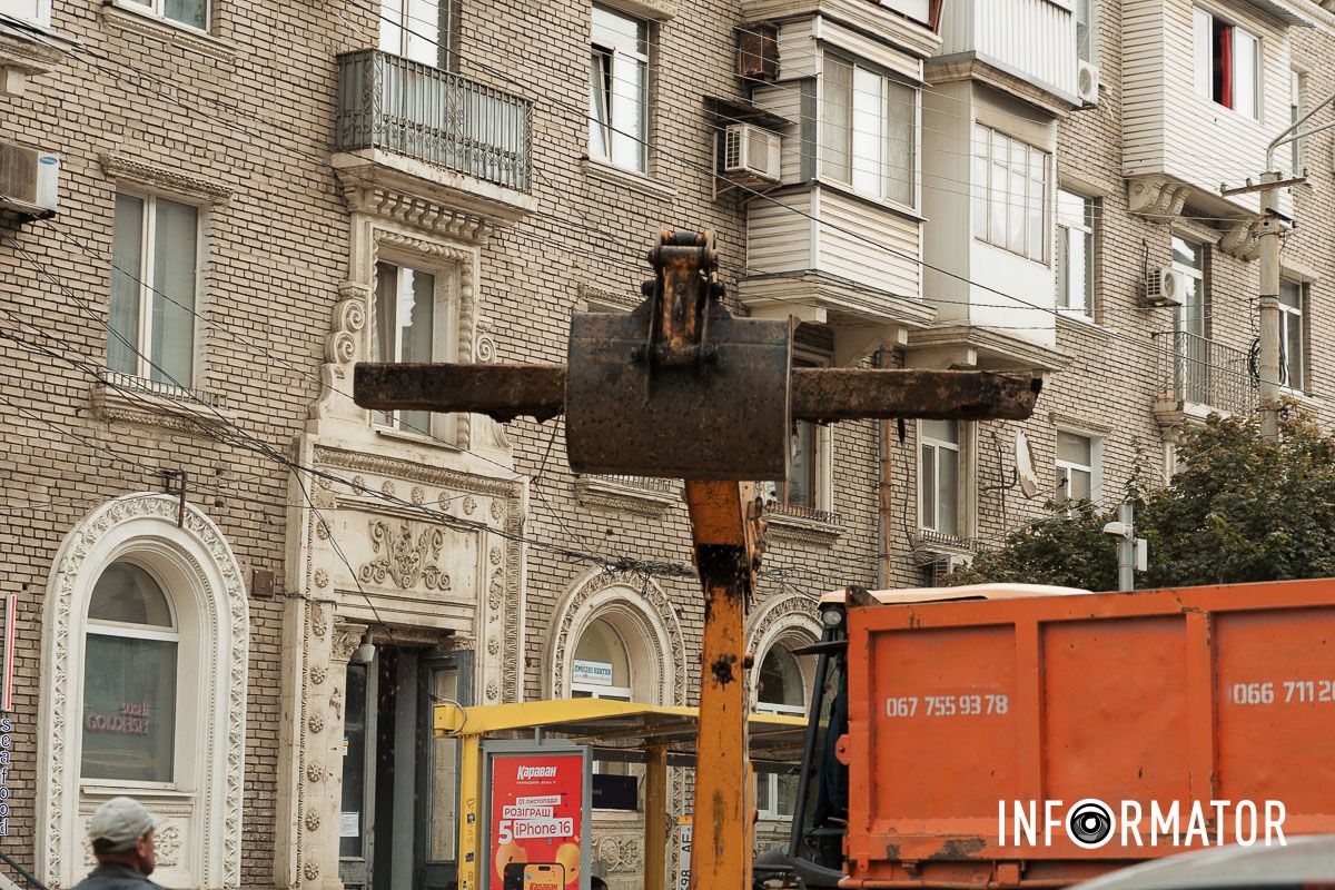 Из-за ремонта трамвайного пути в центре Днепра пешеходам стало теснее В Днепре на Европейской площади сузили проход для пешеходов: что известно 11