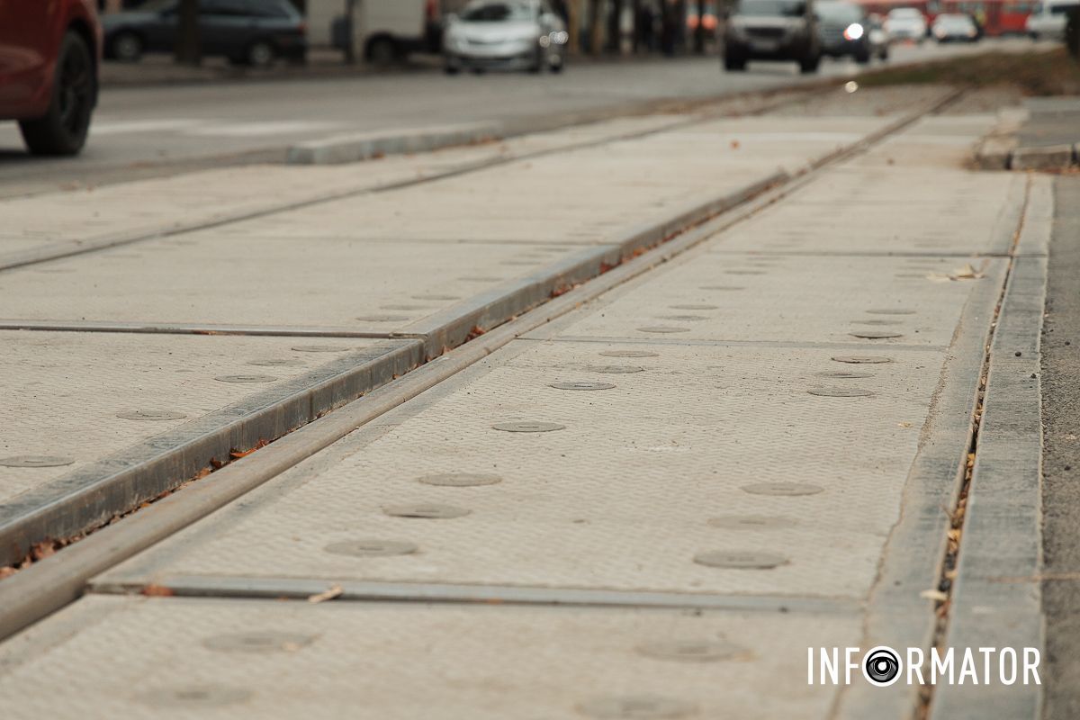 Здесь обновляли путь маршрута №1, который готовят к запуску низкопольных трамваев. В Днепре завершили ремонт трамвайного пути на улице Привокзальной: движение возобновили 5