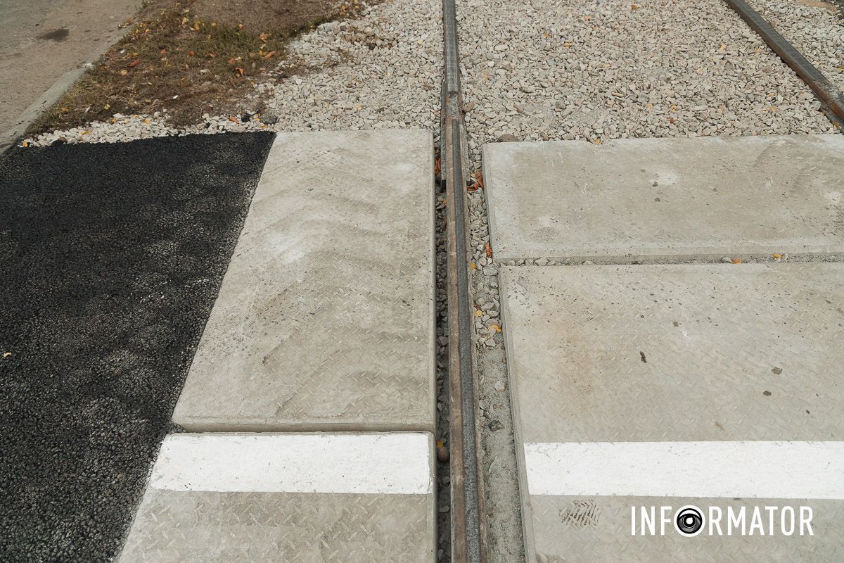 Они обеспечивают надежное покрытие переезда. В Днепре завершили ремонт трамвайного пути на улице Привокзальной: движение возобновили 8