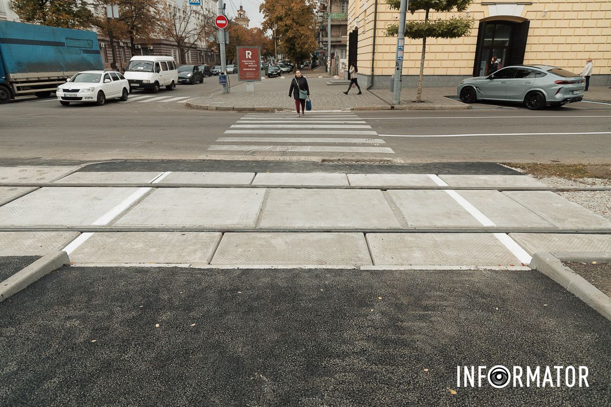 Место считается одним из самых загруженных в городе, поэтому решили уложить железобетонные плиты. В Днепре завершили ремонт трамвайного пути на улице Привокзальной: движение возобновили 7