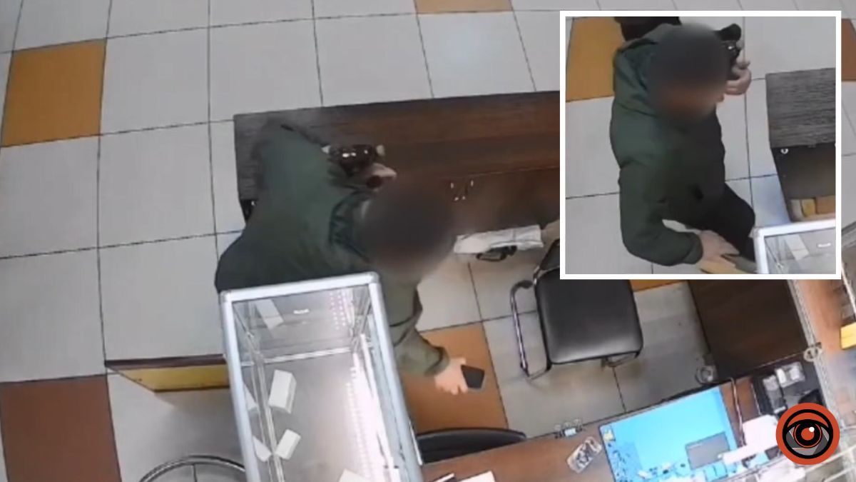 У Дніпрі 35-річний чоловік вкрав телефон у ТЦ і може провести у в'язниці до 8 років: відео моменту