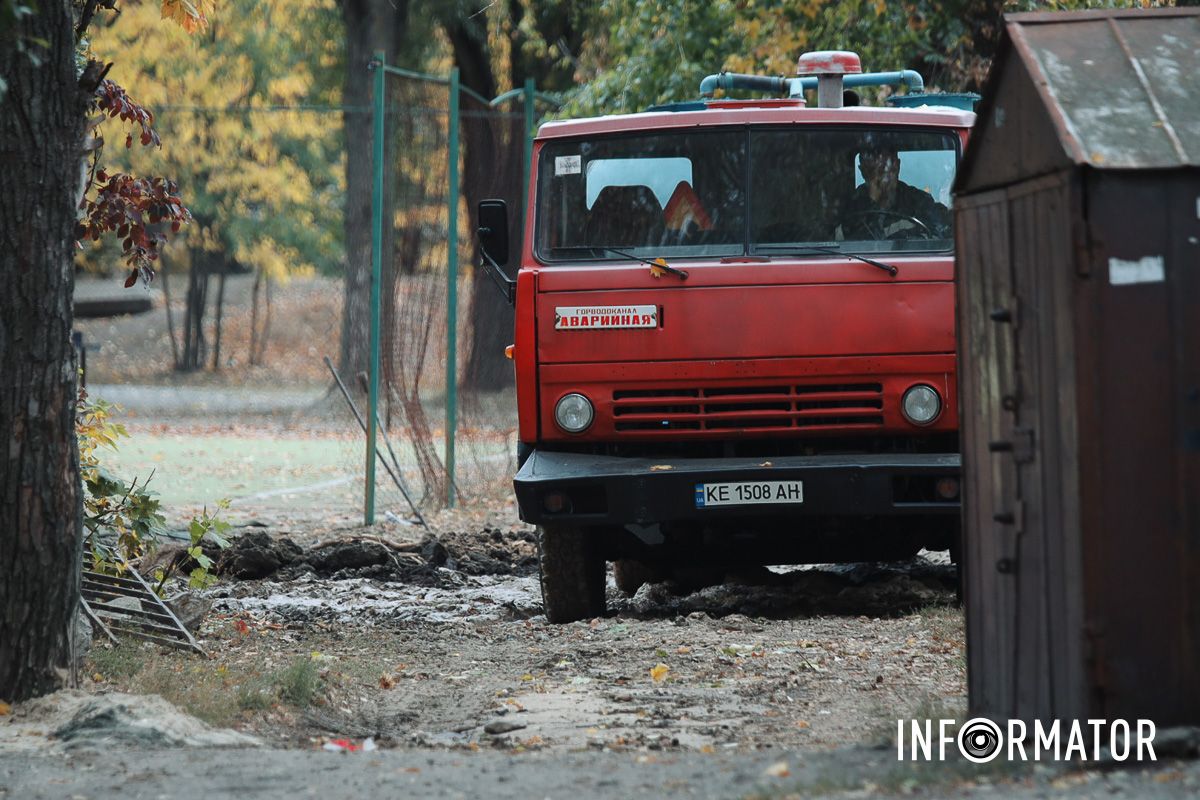 В Днепре на жилом массиве Сокол ликвидируют прорыв трубы.