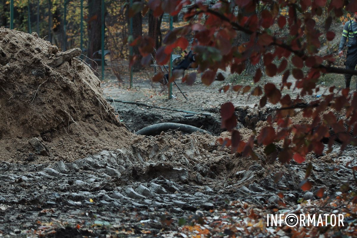 В Днепре на жилом массиве Сокол ликвидируют прорыв трубы 2