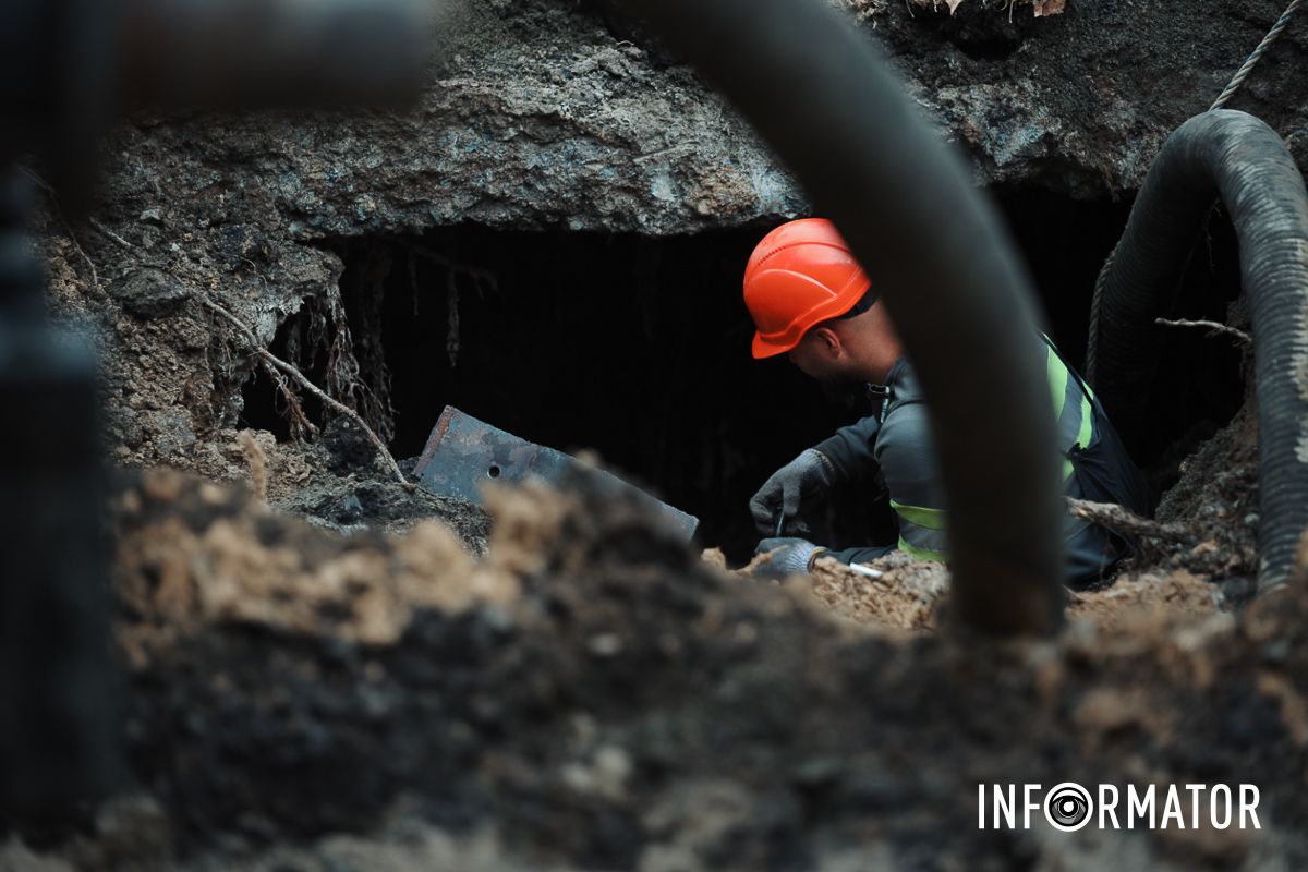 В Днепре на жилом массиве Сокол ликвидируют прорыв трубы 3