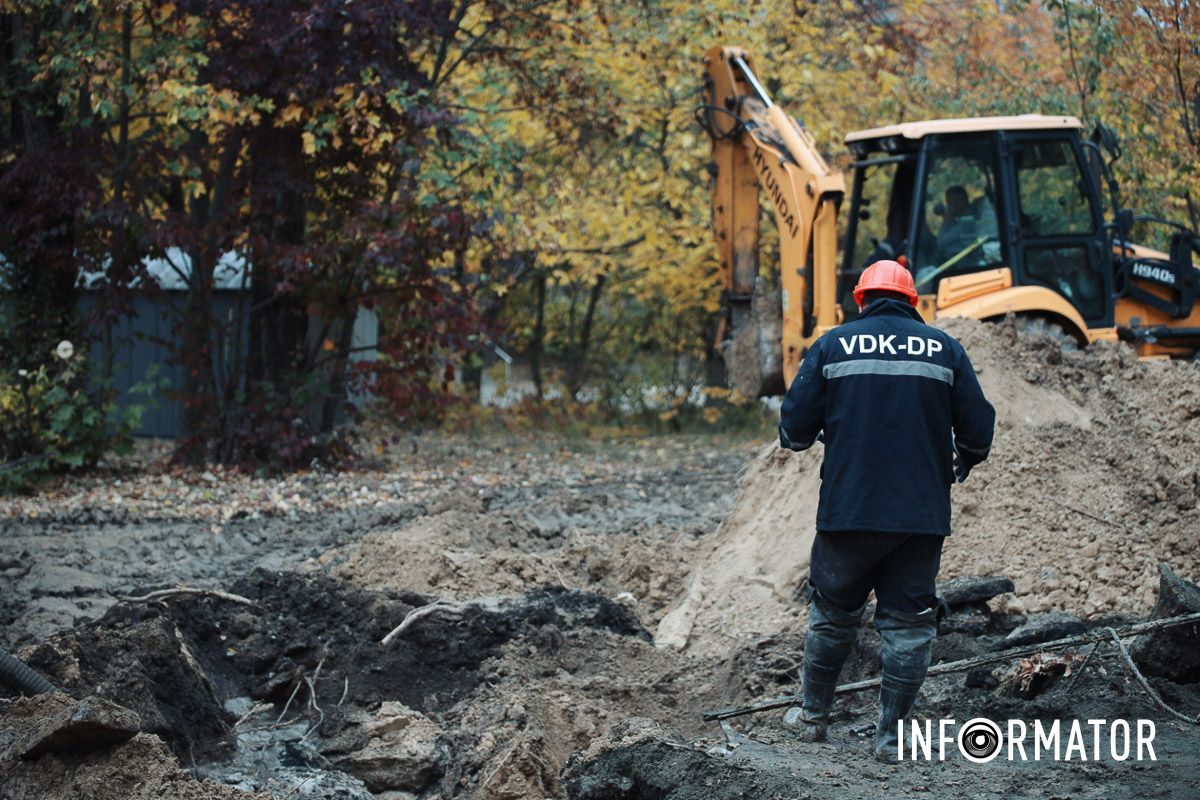В Днепре на жилом массиве Сокол ликвидируют прорыв трубы 4