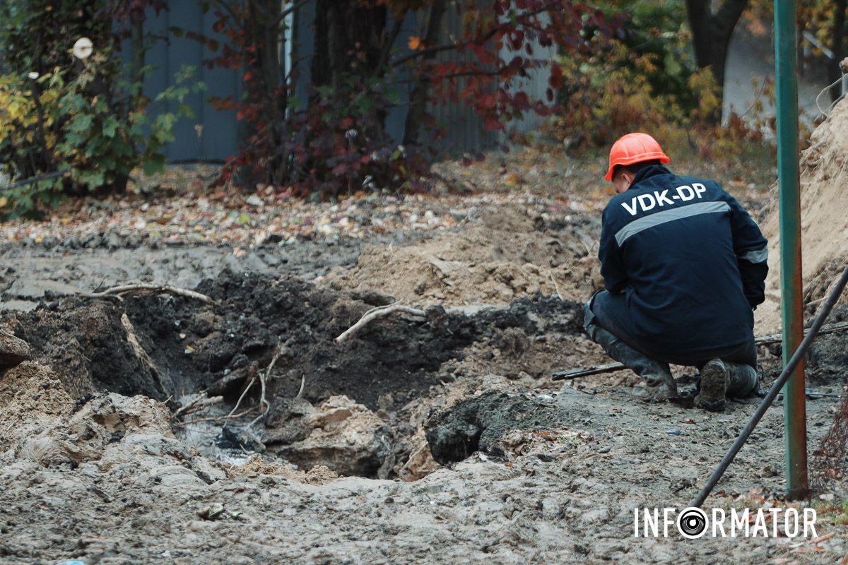 В Днепре на жилом массиве Сокол ликвидируют прорыв трубы 5