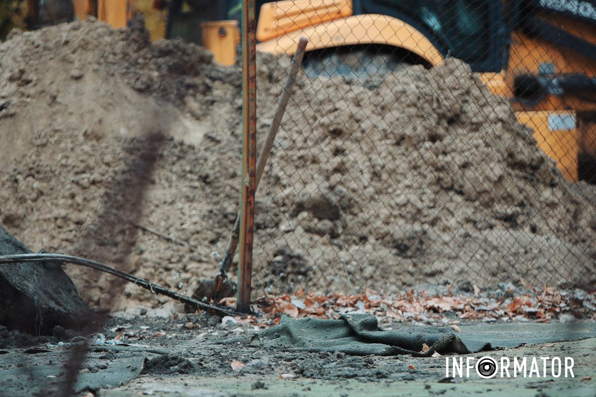 В Днепре на жилом массиве Сокол ликвидируют прорыв трубы 7